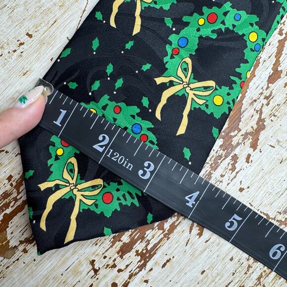 Creative Apparel Group Holiday Christmas Wreath Tie - Picture 5 of 6